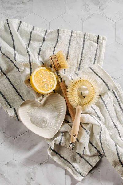 Naturliga Rengöringsprodukter Citron Och Bakpulver Med Bambu Skålen Brushs Miljövänlig — Stockfoto