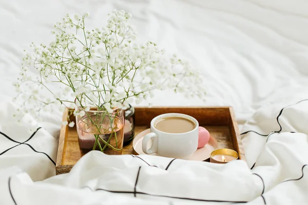 Bandeja Madeira Café Velas Com Flores Cama Lençóis Brancos Com — Fotografia de Stock