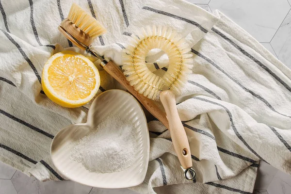 Doğal temizlik ürünleri limon ve bambu çanak fırçalar ile kabartma tozu. Çevre dostu. Sıfır atık kavramı. Plastik ücretsiz.