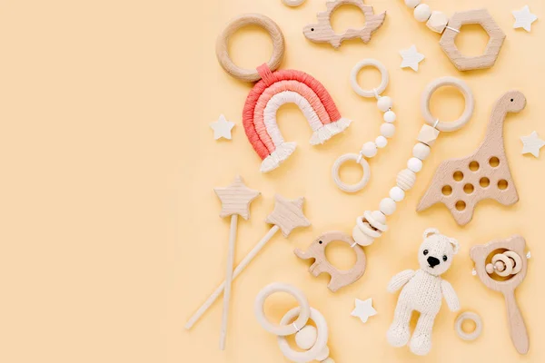 Bayi Mainan Kayu Yang Lucu Dengan Latar Belakang Kuning Beruang — Stok Foto