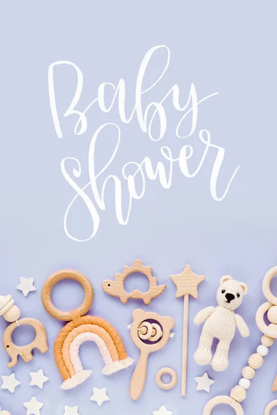 Bonitos Brinquedos Madeira Bebê Fundo Azul Claro Urso Malha Arco — Fotografia de Stock