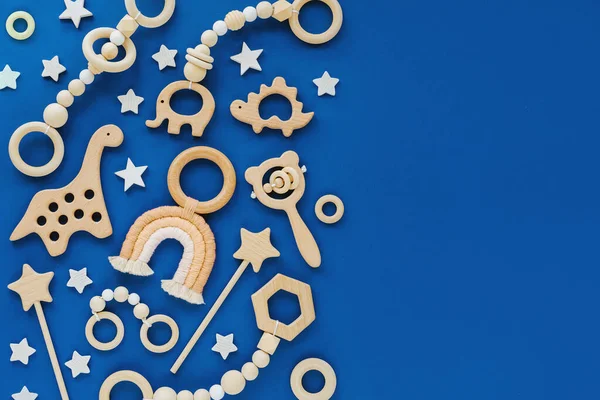 Lindos Juguetes Para Bebés Madera Sobre Fondo Azul Arco Iris —  Fotos de Stock