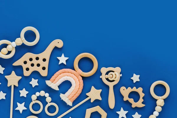 Schattig Houten Babyspeelgoed Blauwe Achtergrond Regenboog Dinosaurus Speelgoed Kralen Sterren — Stockfoto