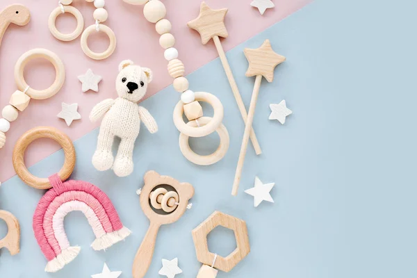 Niedliches Babyspielzeug Aus Holz Auf Rosa Und Hellblauem Hintergrund Strickbär — Stockfoto