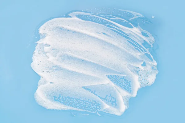 Espuma Jabonosa Blanca Sobre Fondo Azul Concepto Limpieza Lavado — Foto de Stock