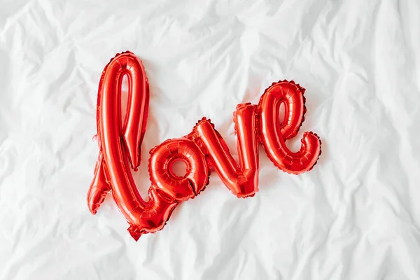 Μπαλόνια Αέρα Σχήμα Της Λέξης Αγάπη Στο Κρεβάτι Έννοια Αγάπης — Φωτογραφία Αρχείου