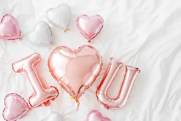 Пастель Рожевих Повітряних Куль Формі Слова Love Серцем Ліжку Концепція — стокове фото