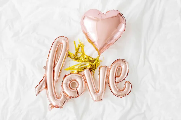 Pastel Ροζ Air Μπαλόνια Σχήμα Της Λέξης Αγάπη Την Καρδιά — Φωτογραφία Αρχείου