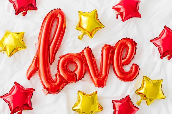 Μπαλόνια Αέρα Σχήμα Της Λέξης Αγάπη Στο Κρεβάτι Έννοια Αγάπης — Φωτογραφία Αρχείου
