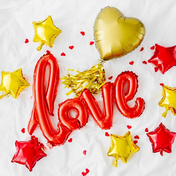 Red Air Balloons Shape Word Love Golden Hearts Bed Love — Stock Photo, Image