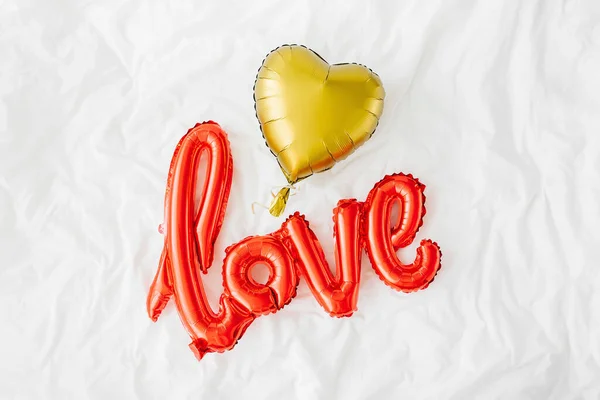 Red Air Balloons Shape Word Love Golden Hearts Bed Love — Stock Photo, Image