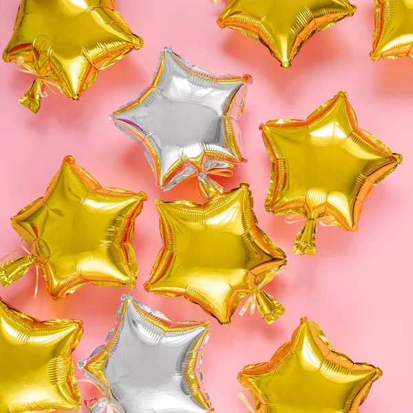 Balões Folha Ouro Prata Estrela Forma Fundo Rosa Conceito Férias — Fotografia de Stock