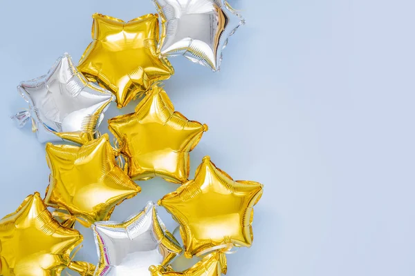 Balony Folii Złotej Srebrnej Kształcie Gwiazdy Niebieskim Tle Koncepcja Świąt — Zdjęcie stockowe