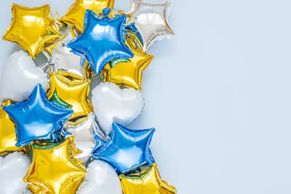 Balony Folii Złotej Srebrnej Kształcie Gwiazdy Niebieskim Tle Koncepcja Świąt — Zdjęcie stockowe