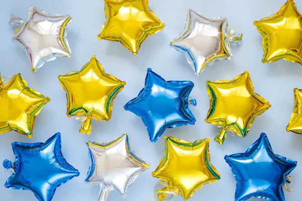 Ballons Gold Und Silberfolie Sternförmig Auf Blauem Hintergrund Feier Und — Stockfoto