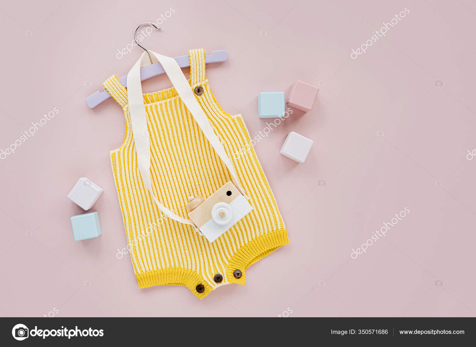 Barboteuse Tricotee Jaune Sur Cintre Avec Camera Jouet Jouets Bois Image Libre De Droit Par Igishevamaria C Barboteuse Tricotee Jaune Sur Cintre Avec Camera Jouet Jouets Bois Image Libre De Droit Par Igishevamaria C