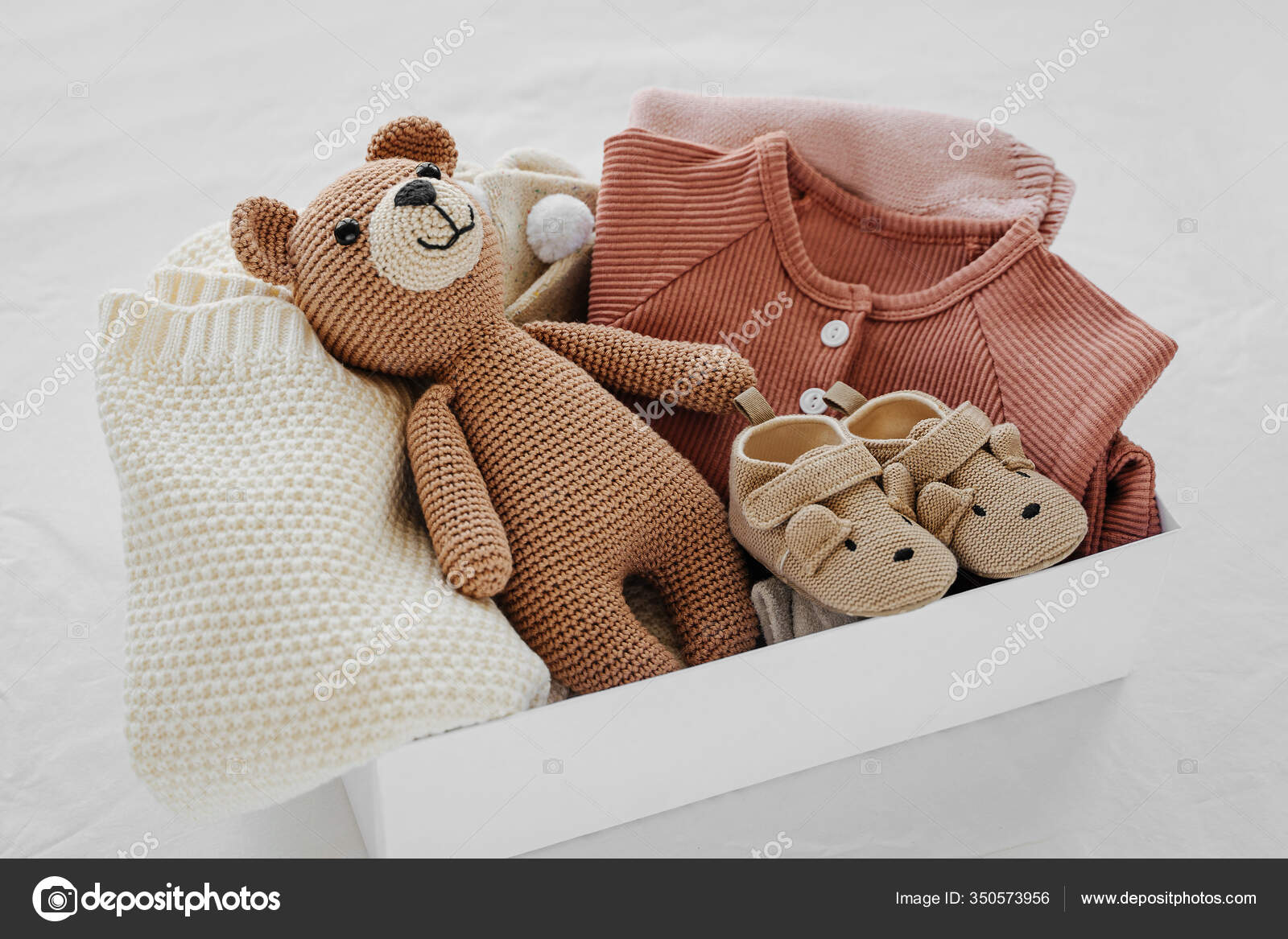 Caja Con Cosas Bebé Accesorios Para Recién Nacidos Cama Caja: fotografía de  stock © Igishevamaria #350573956