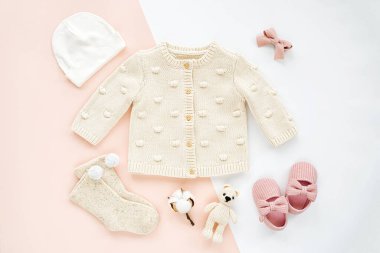 Örgü şamata, çorap, oyuncak ve şirin bebek terlikleri. Yeni doğan kıyafetleri ve aksesuarlar. Düz yatış, üst görünüm 