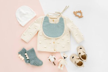 Örgü şamata, çorap, oyuncak ve şirin bebek terlikleri. Yeni doğan kıyafetleri ve aksesuarlar. Düz yatış, üst görünüm 