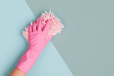 Mavi arka planı temizleyen kadın elleri. Temizlik ya da temizlik konsepti. Uzayı kopyala Düz yatış, Üst Görünüm.