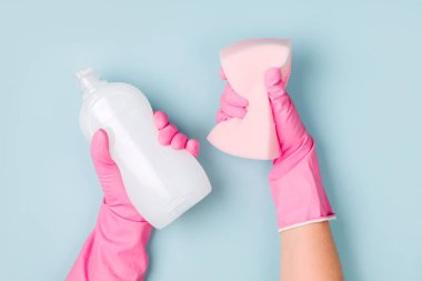 Mavi arka planı temizleyen kadın elleri. Temizlik ya da temizlik konsepti. Uzayı kopyala Düz yatış, Üst Görünüm.