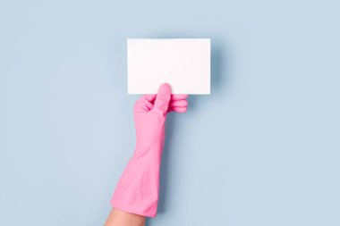 Pembe eldivenleri elinde boş kartları tutun. Temizlik veya temizlik kavramı arka plan. Uzay kopyalayın. Düz yatıyordu, en iyi görünümü.