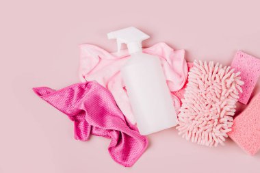 Deterjan ve temizlik aksesuarları pembe renkte. Temizlik hizmeti konsepti. Düz yatış, Üst Görünüm.