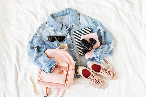 Veste Jean Bleu Rose Pâle Avec Sac Dos Livre Baskets — Photo