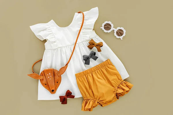 Weiße Kleidung Orangefarbene Shorts Mit Kinderhandtasche Und Sonnenbrille Babybekleidung Und — Stockfoto