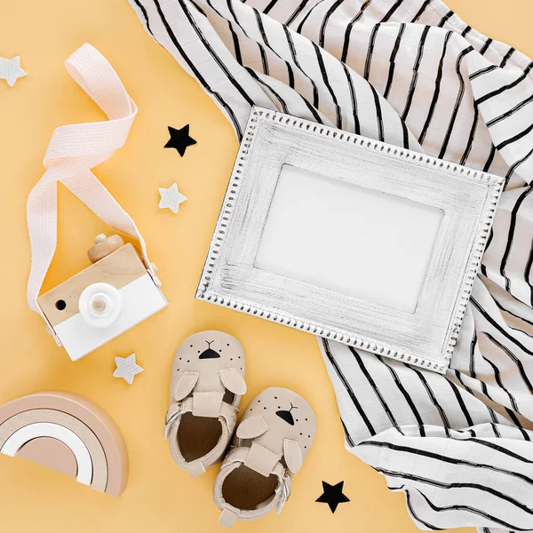 Black White Muslin Swaddle Blanket Photo Frame Baby Slippers Toys — Stock Photo, Image