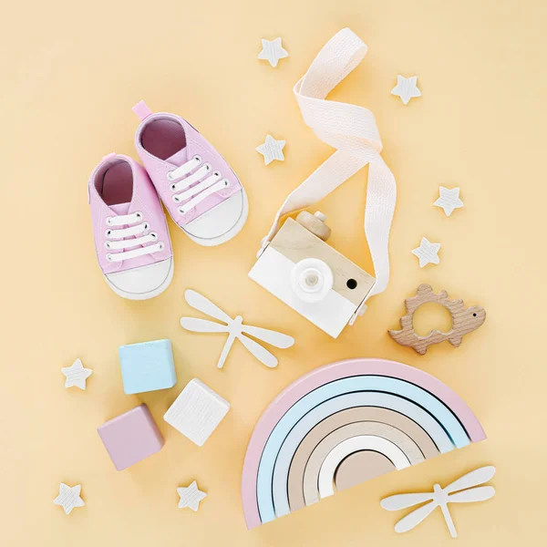 Houten Speelgoed Roze Slippers Regenboog Voor Pasgeboren Meisje Gele Achtergrond — Stockfoto