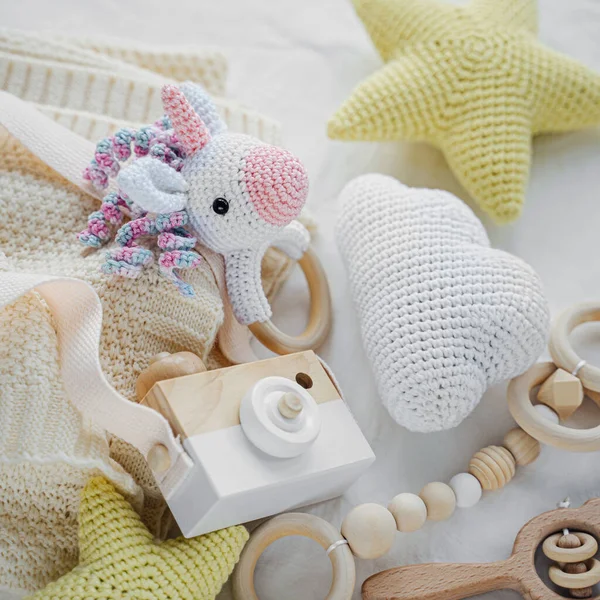 Juguete Punto Unicornio Mordedor Madera Para Recién Nacidos Cama Blanca —  Fotos de Stock