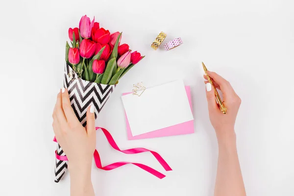 Roze Gouden Stijl Bureau Met Bloemen Vrouwelijke Handen Houden Bloemen — Stockfoto