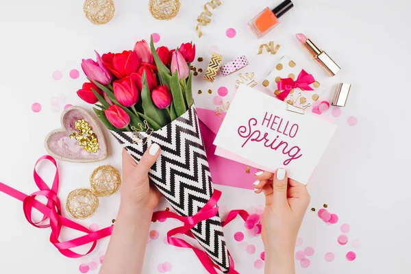 Mesa Cor Rosa Dourada Com Flores Mãos Femininas Segurar Cartão — Fotografia de Stock