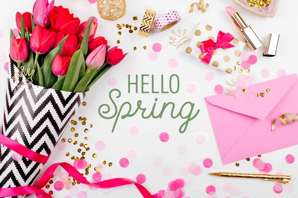 Pink Gold Desk Med Florals Rosa Tulipaner Svart Hvitt Stilpapir – stockfoto