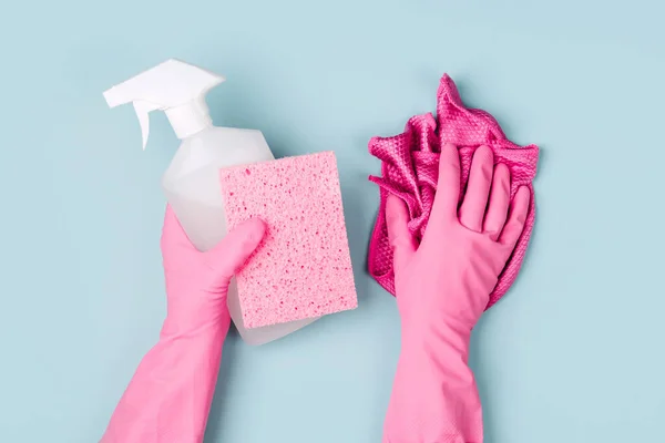 手拿着粉红色的手套 拿着洗涤剂 清洁或家政概念背景 复制空间 平面布局 顶部视图 — 图库照片