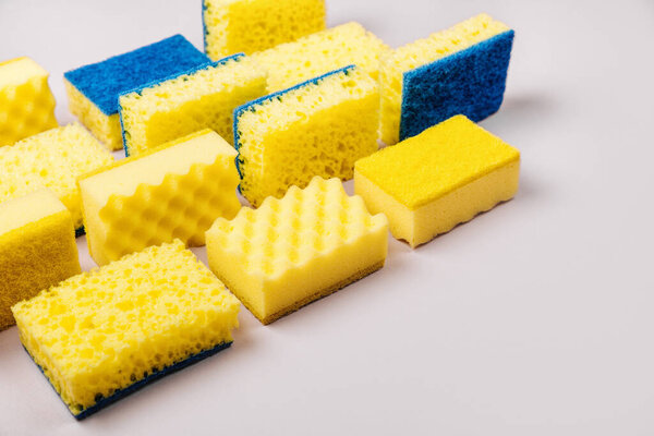 Губки на сером фоне. Предыстория уборки или ведения домашнего хозяйства. Принято. Плоский, вид сверху
.