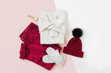 Gri sıcak örme kazak, beyaz arka plan üzerinde vinous kış şapka ve pantolon ile eldiven. Kadın şık sonbahar veya kış lık giysiler. Düz döşeme, üst görünüm.
