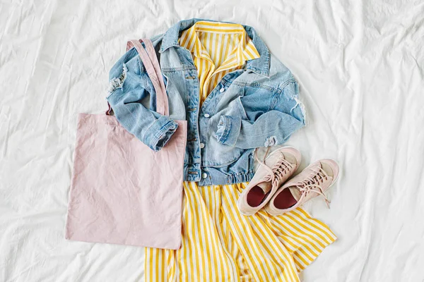 Giacca Blu Jeans Abito Giallo Con Eco Bag Sneakers Letto — Foto Stock