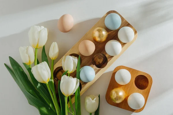 Tulip Putih Dan Telur Dalam Kotak Telur Kayu Dengan Sinar — Stok Foto