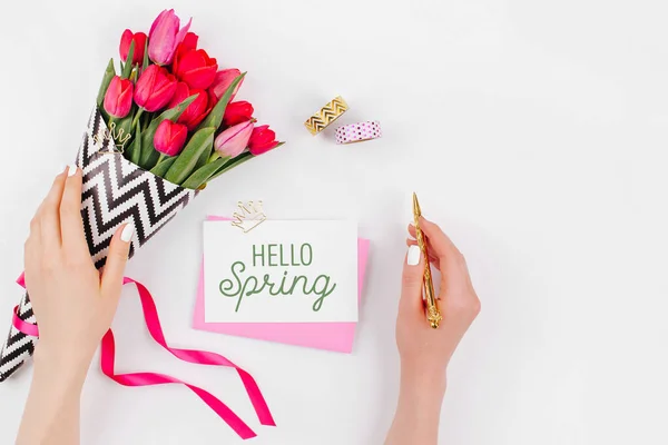 Rózsaszín Arany Stílusú Íróasztal Virágokkal Női Kéz Virágot Tart — Stock Fotó