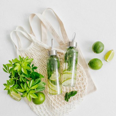 Taze kireç ve naneli su, kokteyl, detoks içeceği, yeniden kullanılabilir eko torbalarla dolu limonata. Çevre dostu. Sürdürülebilir yaşam tarzı.