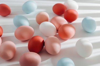 Doğal renkli yumurta sabah sunlights ile. Pastel renklerde şık kompozisyonlar. Paskalya kavramı.