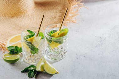 Ev yapımı limonata. Taze narenciye ve buzlu yaz içecekleri.. 