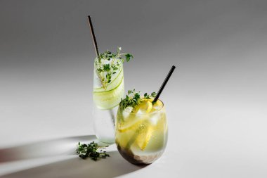 Kokteylli iki bardak. Taze narenciye ve buzlu yaz içecekleri..