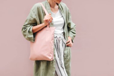 Çanta taşıyan bir kadın. Yeniden kullanılabilir eko çanta. Çevre dostu kavram.