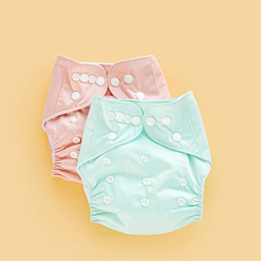 Yeniden kullanılabilir bez bebek bezi. Sarı arka planda çevre dostu bezler. Sürdürülebilir yaşam tarzı. Sıfır atık. 