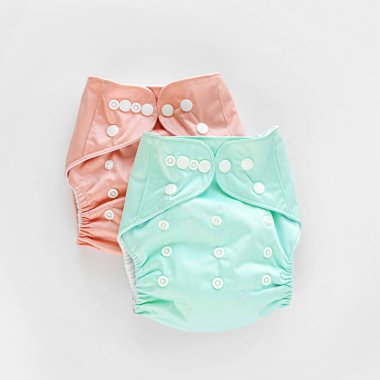 Yeniden kullanılabilir bez bebek bezi. Beyaz arka planda çevre dostu bez bebek bezleri. Sürdürülebilir yaşam tarzı. Sıfır atık. 