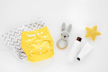 Kumaş bebek bezi, bebek kozmetiği ve çocuk eşyaları. Yeni doğan için çevre dostu bez bebek bezleri. Bebek hijyeni konsepti. Düz yatış, üst görünüm