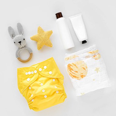 Kumaş bebek bezi, bebek kozmetiği ve çocuk eşyaları. Yeni doğan için çevre dostu bez bebek bezleri. Bebek hijyeni konsepti. Düz yatış, üst görünüm